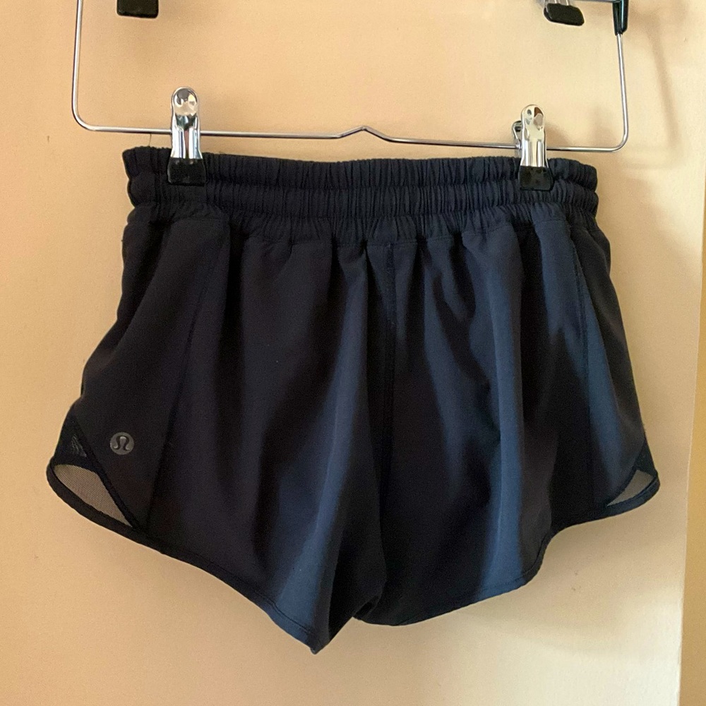 Lululemon 2.5” low rise black hotty hot shorts